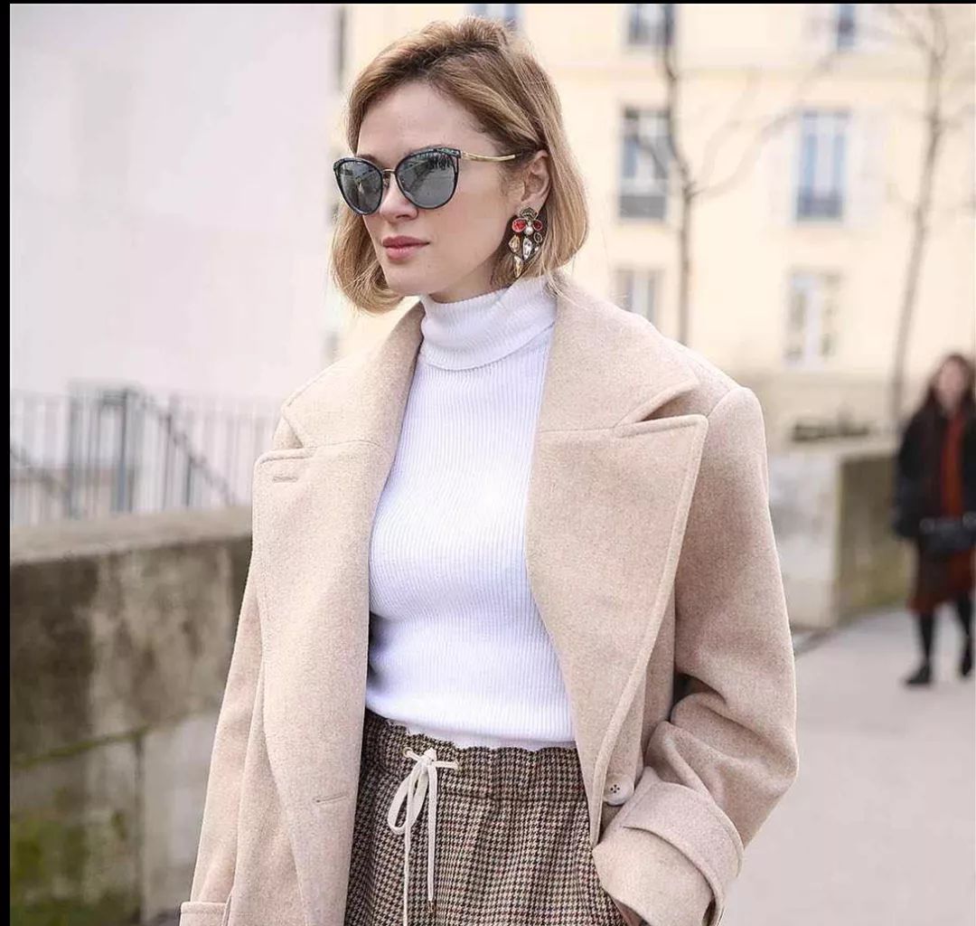 秋天换季内搭怎么选?选对一款白色打底衫,轻松承包多款造型