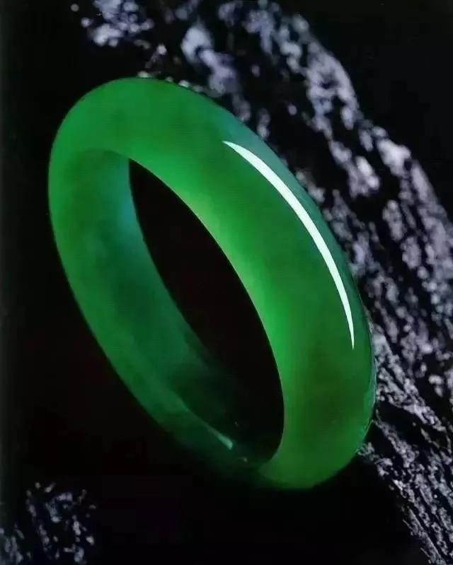 2018香港保利翡翠拍卖价格,保利春拍翡翠手镯5000万