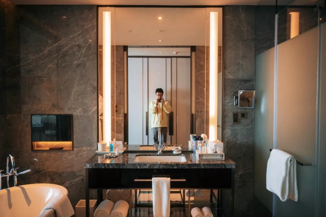 把繁华踩在脚下,将吃喝囊括周边。去长沙要住地标里