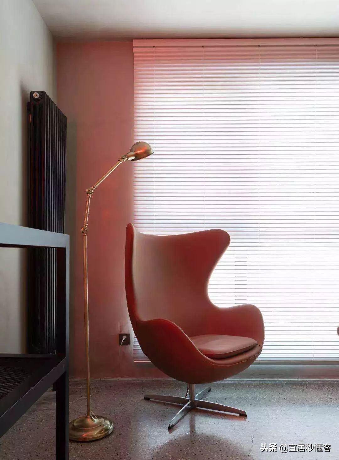 98年纹身师一人宅，酷炫工业风，家里一半面积是客厅