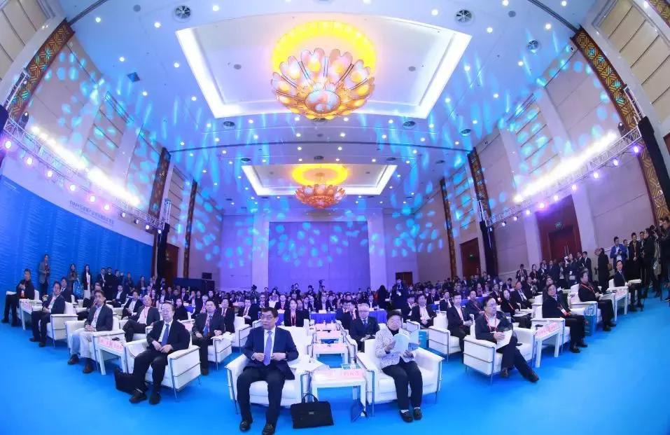 顾秀莲、马培华、李毅中、张来斌参加一年一度的世界石油装备大会cippe