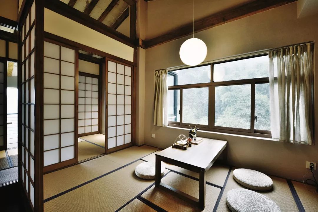 一家四口倾家荡产在山里造房隐居：3年零收入，坚持不通车