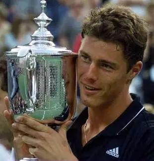 1055块球拍、百余万价值，同样摔拍为何他被称霸道总裁？