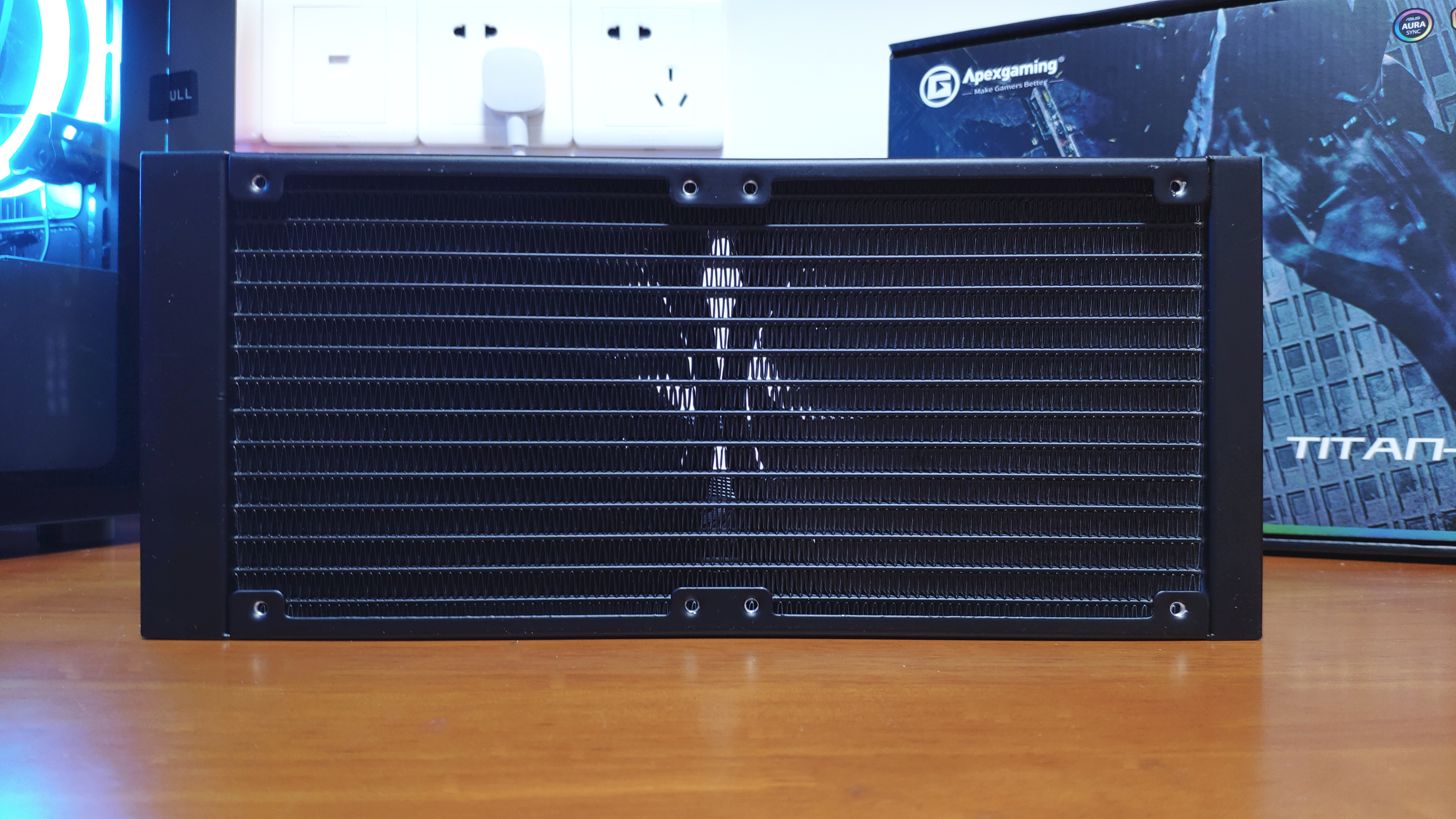 温度把握得住，PWM冷头带温显，艾湃电竞TITAN240PRO水冷装机