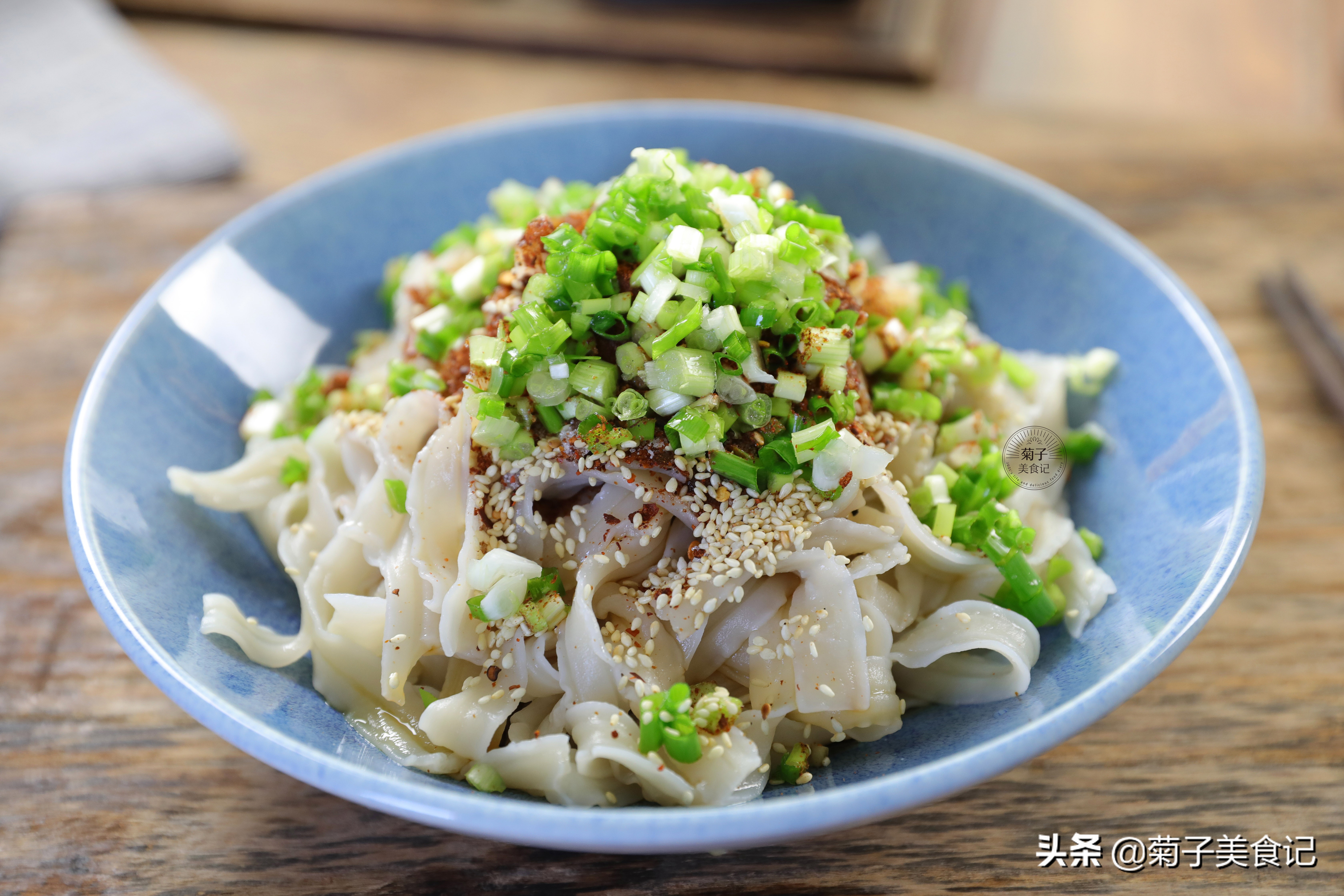 油泼面的做法详解,油泼面的做法简单易学的