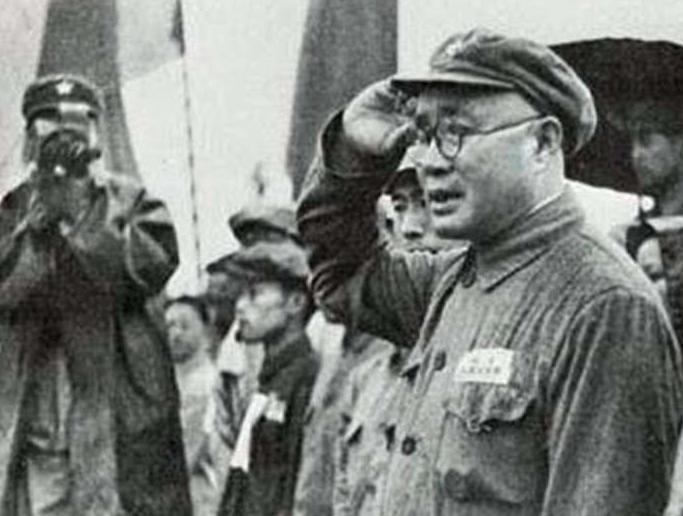 55年授衔，*伯承刘**为何能位列十大元帅第四？4大优势鲜有人及