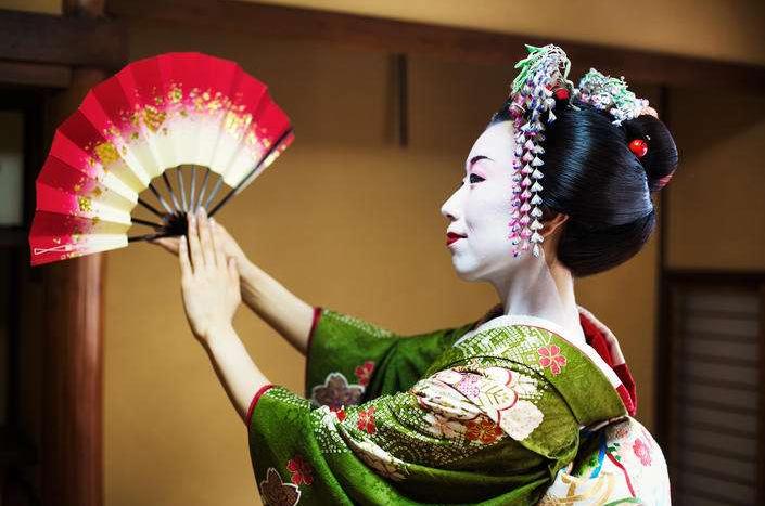 从纳凉工具到 “贵族标配”，日本折扇展示出哪些文化特色？