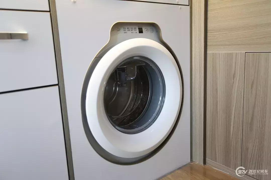 飞翔小额头自动挡房车,小额头依维柯房车c型房车