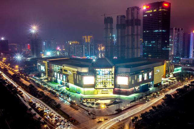 从一个窗户里看世界,从窗户看到大楼一角