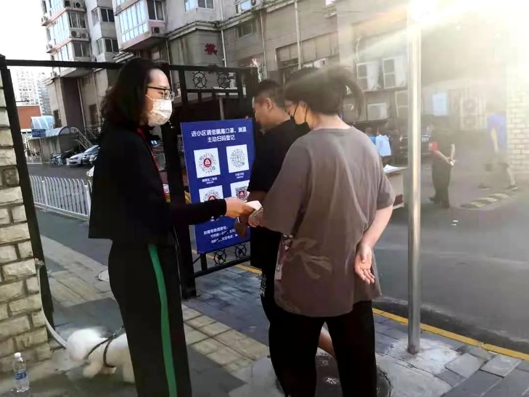 他们坚守在疫情防控一线,防控疫情他们在风雪中坚守