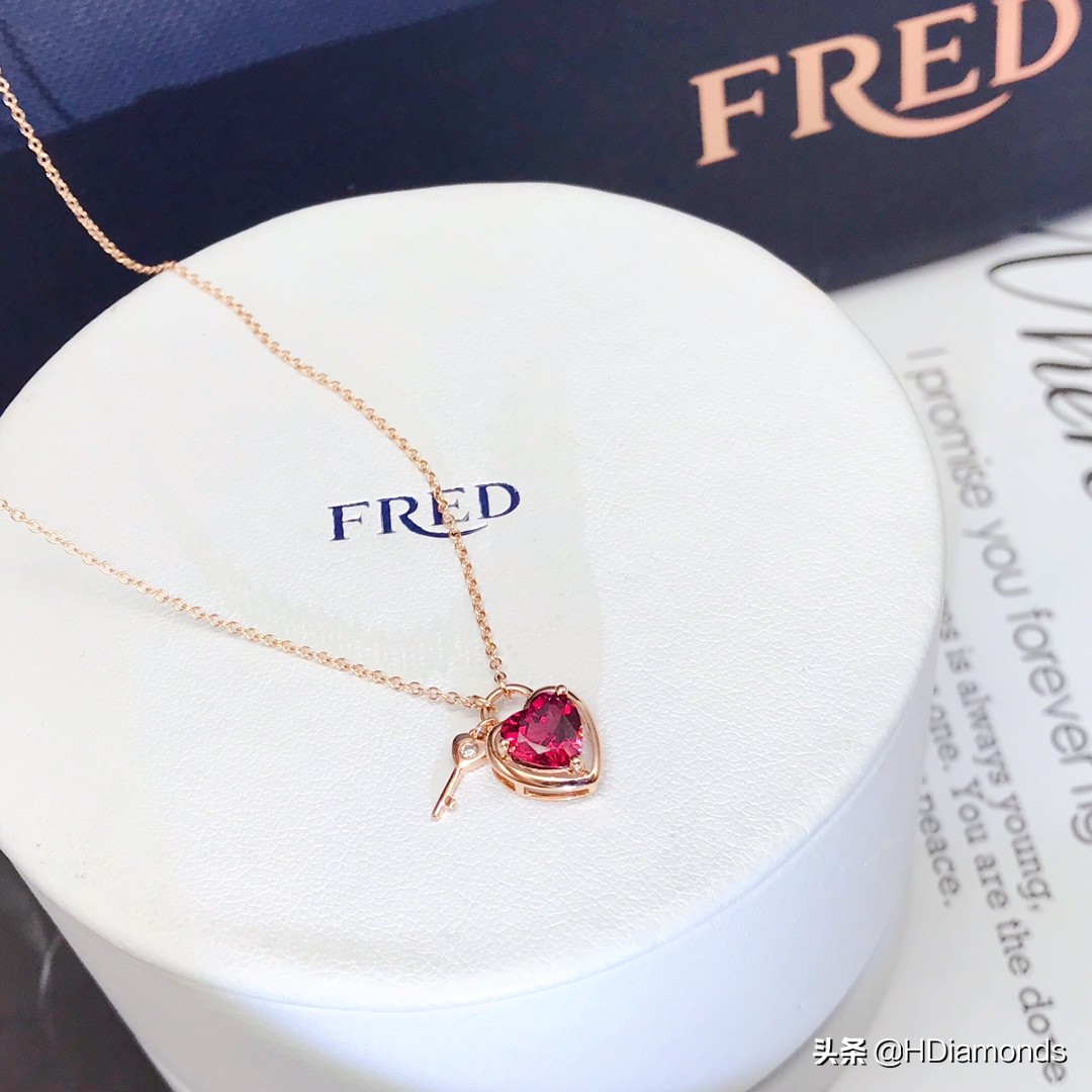 适合春夏的贵气感首饰,多彩首饰点缀细节不经意的时尚感