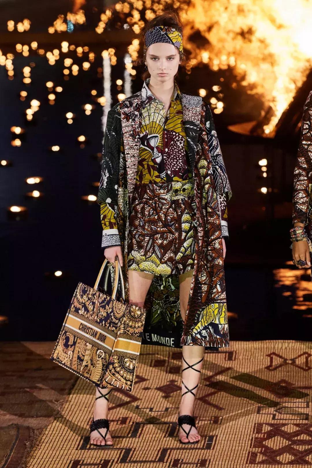 在摩洛哥皇宫，穿拖鞋看秀，是什么体验？