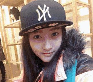 中性风酷帅棒球帽穿搭,秋冬杏色棒球帽穿搭