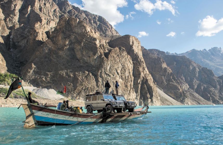 54岁裸辞，花45W流浪地球26年，炸上BBC，这...