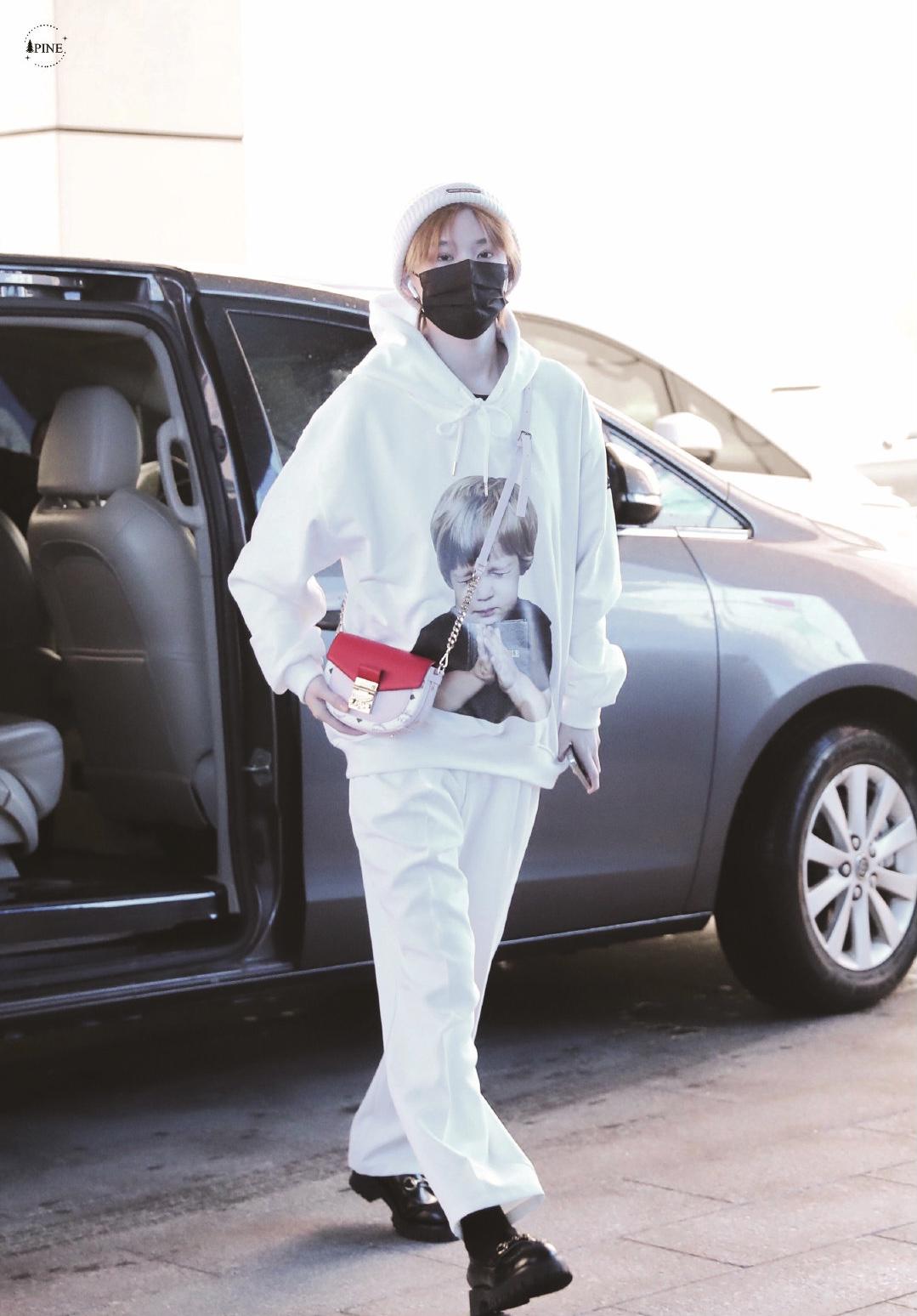 陆柯燃机场西装,陆柯燃机场蓝衣服