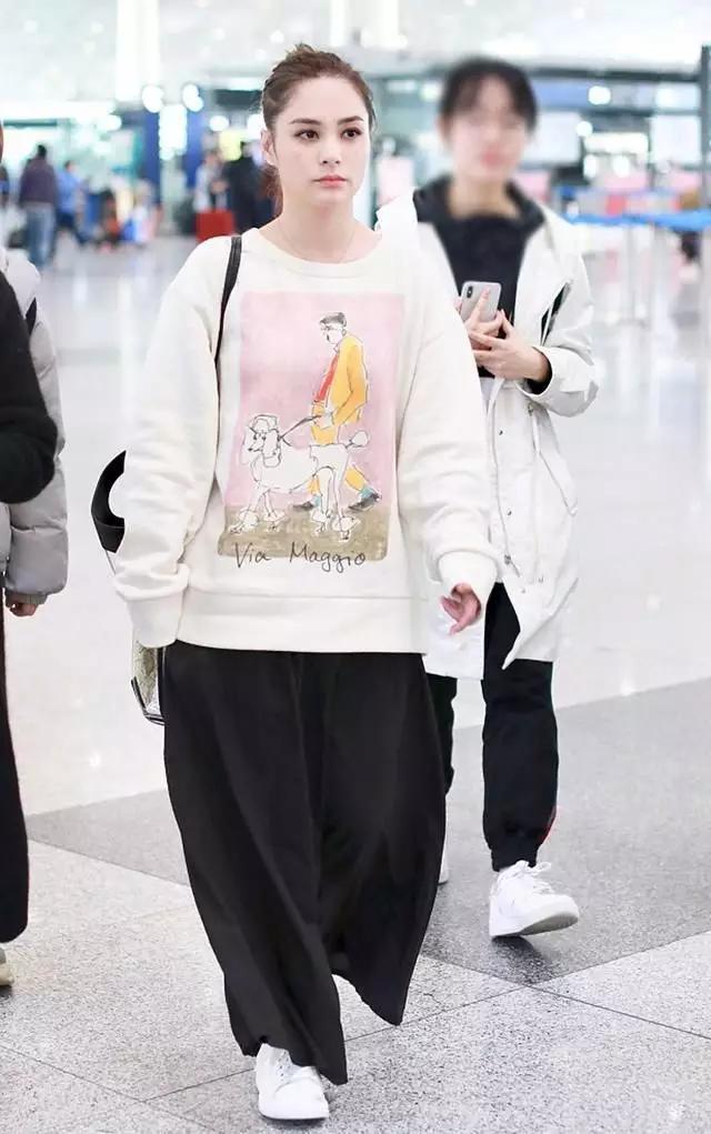 紧身回归，要瘦要美，“穿大不穿小”？适合才重要