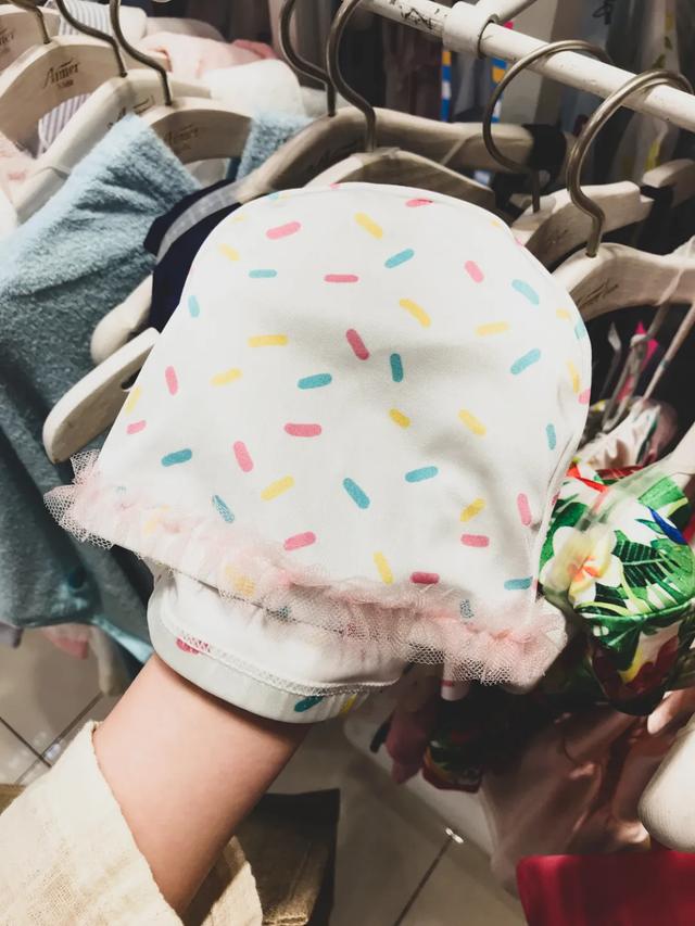 带娃游泳必须戴泳镜吗,儿童学游泳适合戴大框泳镜吗