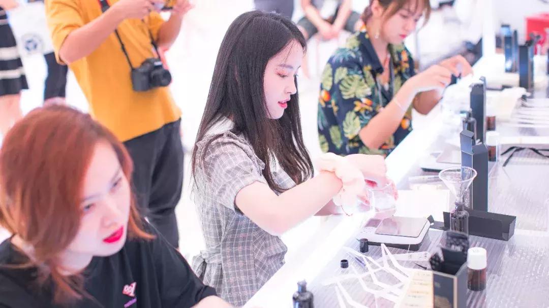 都没想到！岡本跨界做香水，营销有深度，限量礼盒很别致