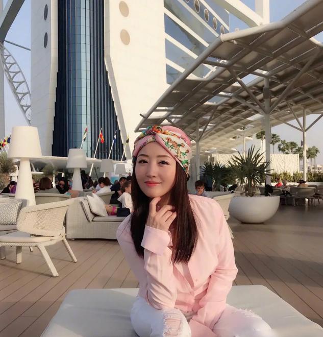 杨钰莹穿羽绒服的照片,杨钰莹穿搭夏天气质套装