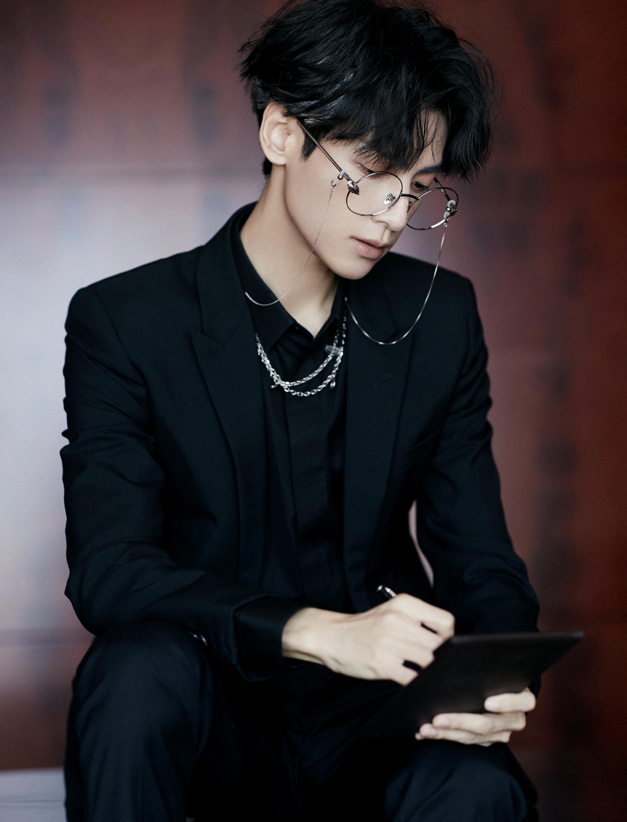 罗云熙何以笙箫默穿西装,罗云熙白衣现代古风西装