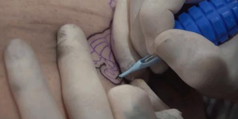 他用刺绣将回忆纹在身上，惊艳12万粉：玩的不止是心跳，还有童真