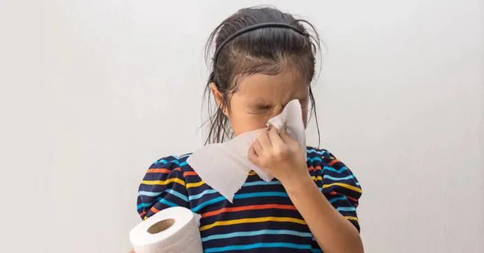 6岁小男孩有点流鼻涕要喂药吗,6岁儿童流鼻涕是鼻炎吗