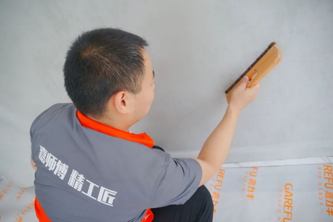 施工时候墙布分层了怎么办,墙布溢胶原因及处理