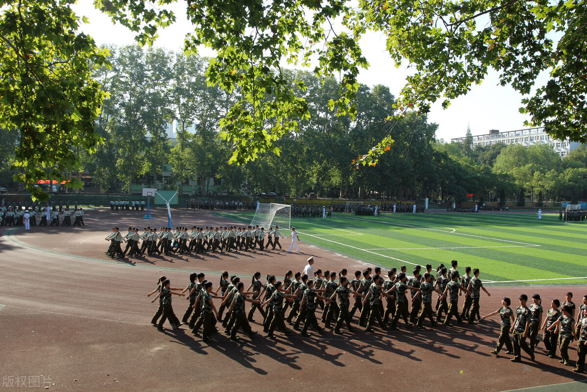 因为疫情学校又放假了,疫情期间学校还军训吗