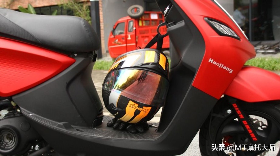 4980元，解析低价踏板*江豪**110：德尔福电喷，外观像巧格i