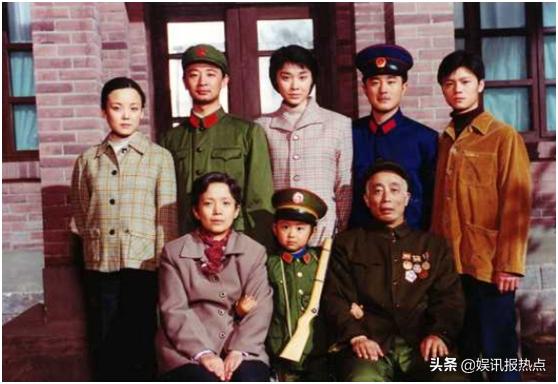 曾直指冯小刚“装洋蒜”，46岁娶小4岁三婚妻子，今64岁生活惬意