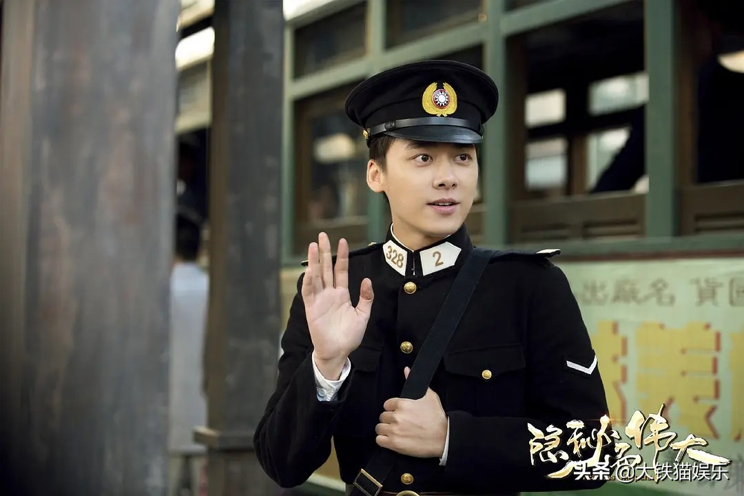 民国军装男神霸气出场,成毅帅气军装