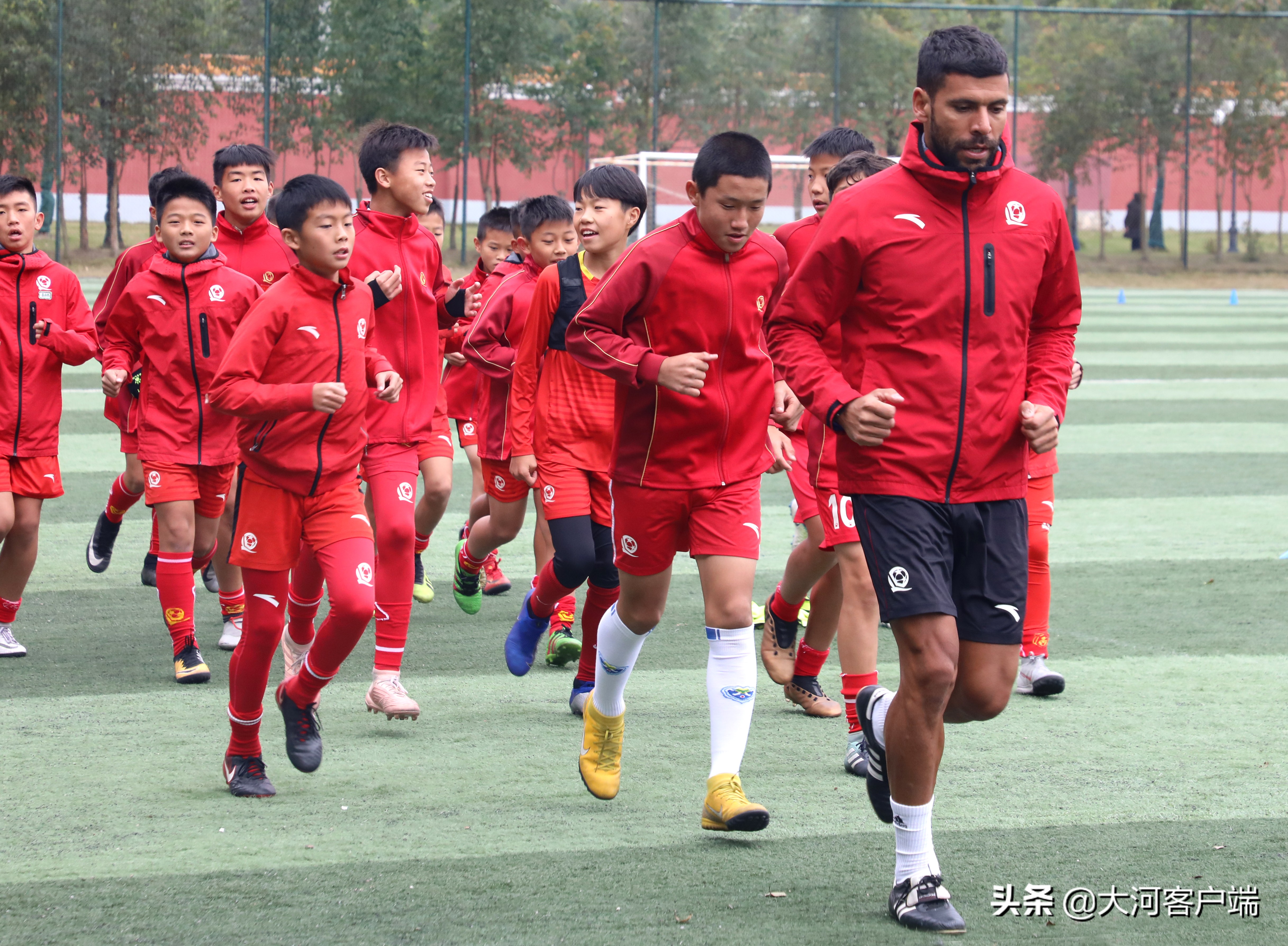 恒大青训新球员,青训足球5人训练