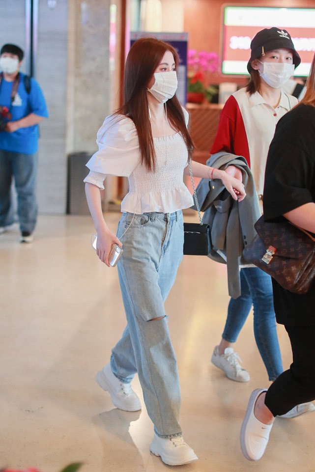 鞠婧祎露渣渣上衣造型,鞠婧祎简直是可爱到了极点的那种