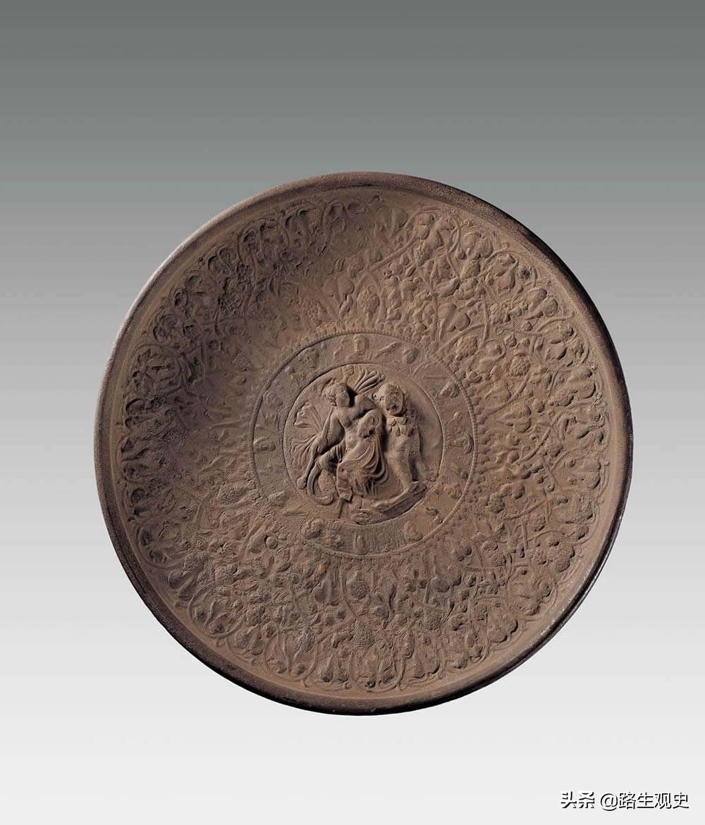 马步芳盗挖青海都兰古墓，派1个工兵营进驻，拿走金银器留下丝绸