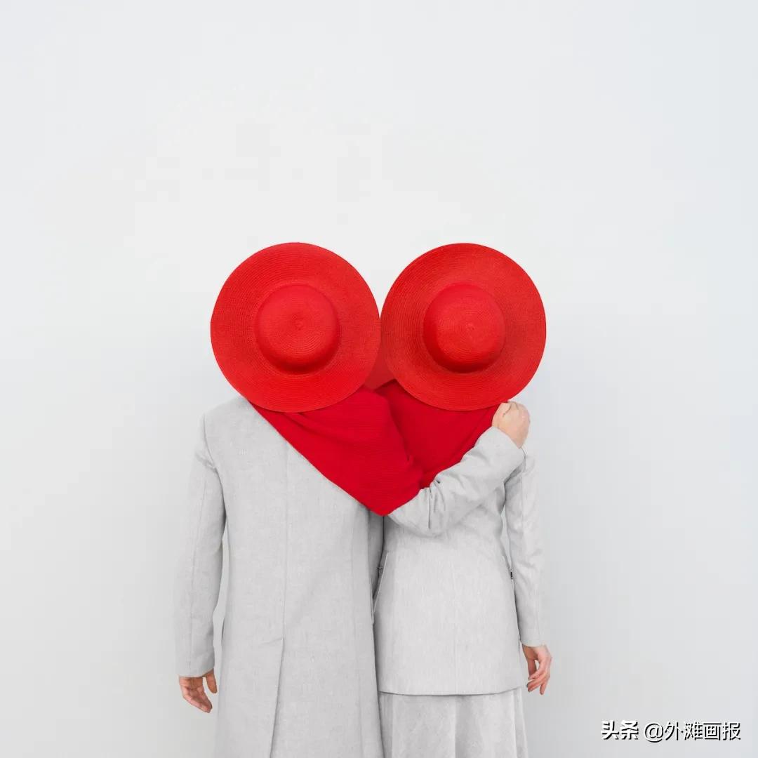 情侣旅行拍照片怎么拍出高级感,很火的一对情侣拍照很有技巧