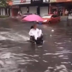 别人飙车一路火花带闪电,别人赛道飙车