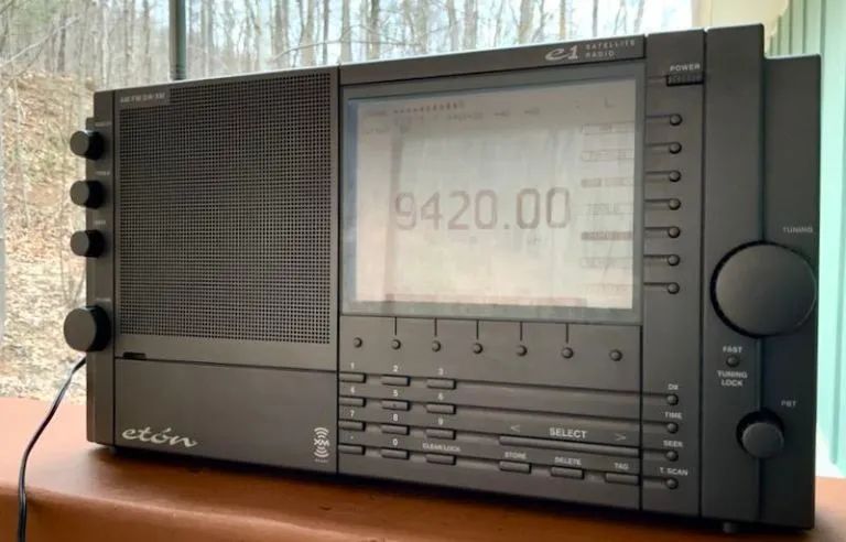 「火腿维修室」拯救一台老式EtonE1收音机,解决橡胶涂层粘手问题