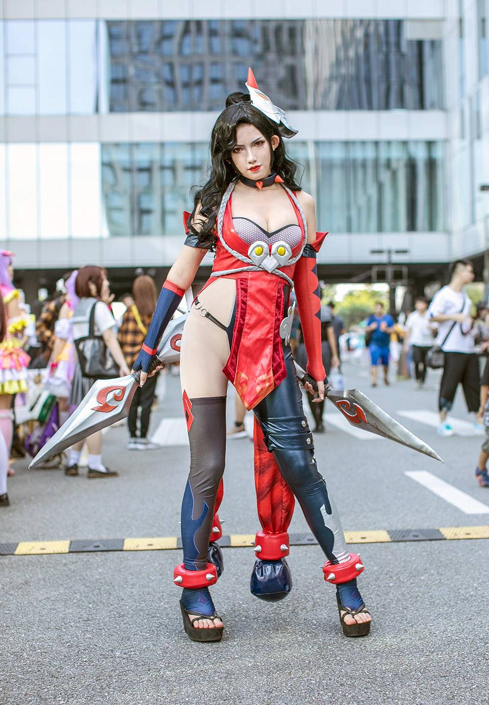 街拍潮人的二次元穿搭，樱桃洋装可爱萝莉风，百褶裙混搭可盐可甜