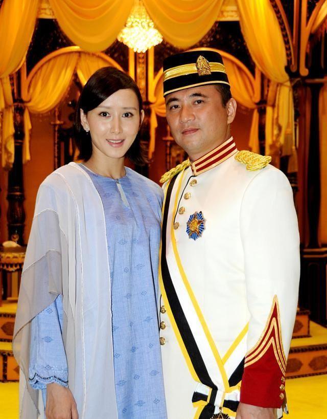 胡静出席活动搞怪,胡静红裙现身十分抢眼