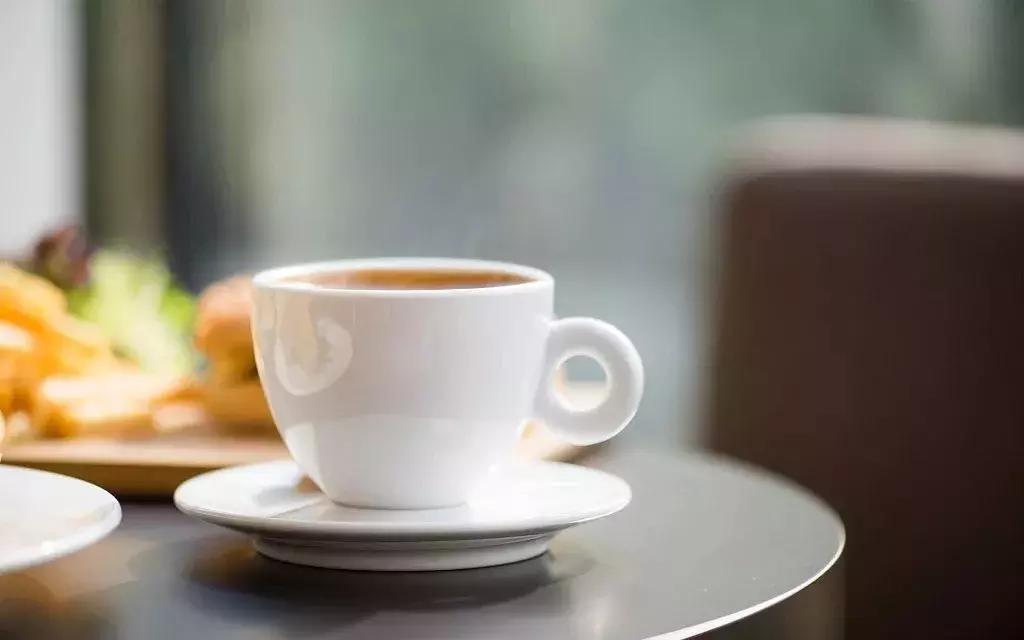 咖啡杯的颜色会影响味道吗,杯子会影响茶的口感吗