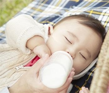 宝妈的奶水比较稀怎么办,宝妈的奶水越来越少是什么原因