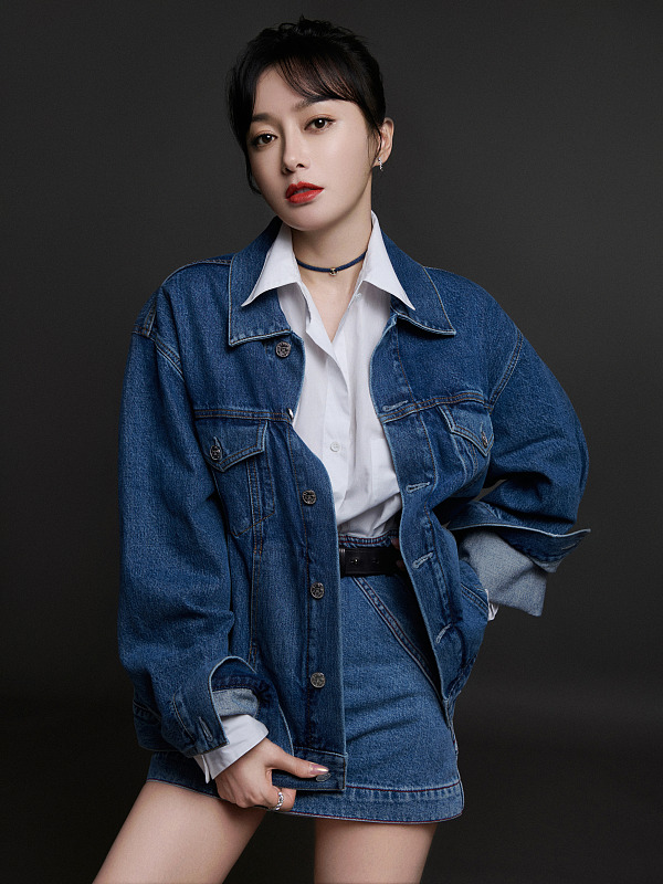 秦岚一身牛仔装亮眼美感,秦岚穿露肩上衣配紧身牛仔裤