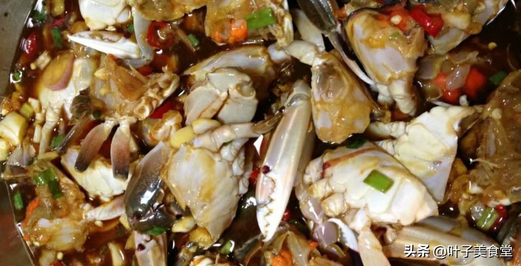 婆婆将活螃蟹塞进玻璃罐，不加一滴水，一周后拿出来，全家人点赞