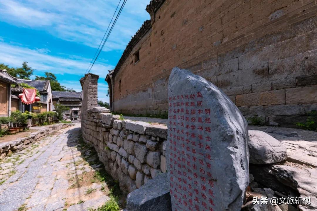 十年后再次走进朱家峪，被村里的几个摊煎饼的大妈纠缠着买煎饼
