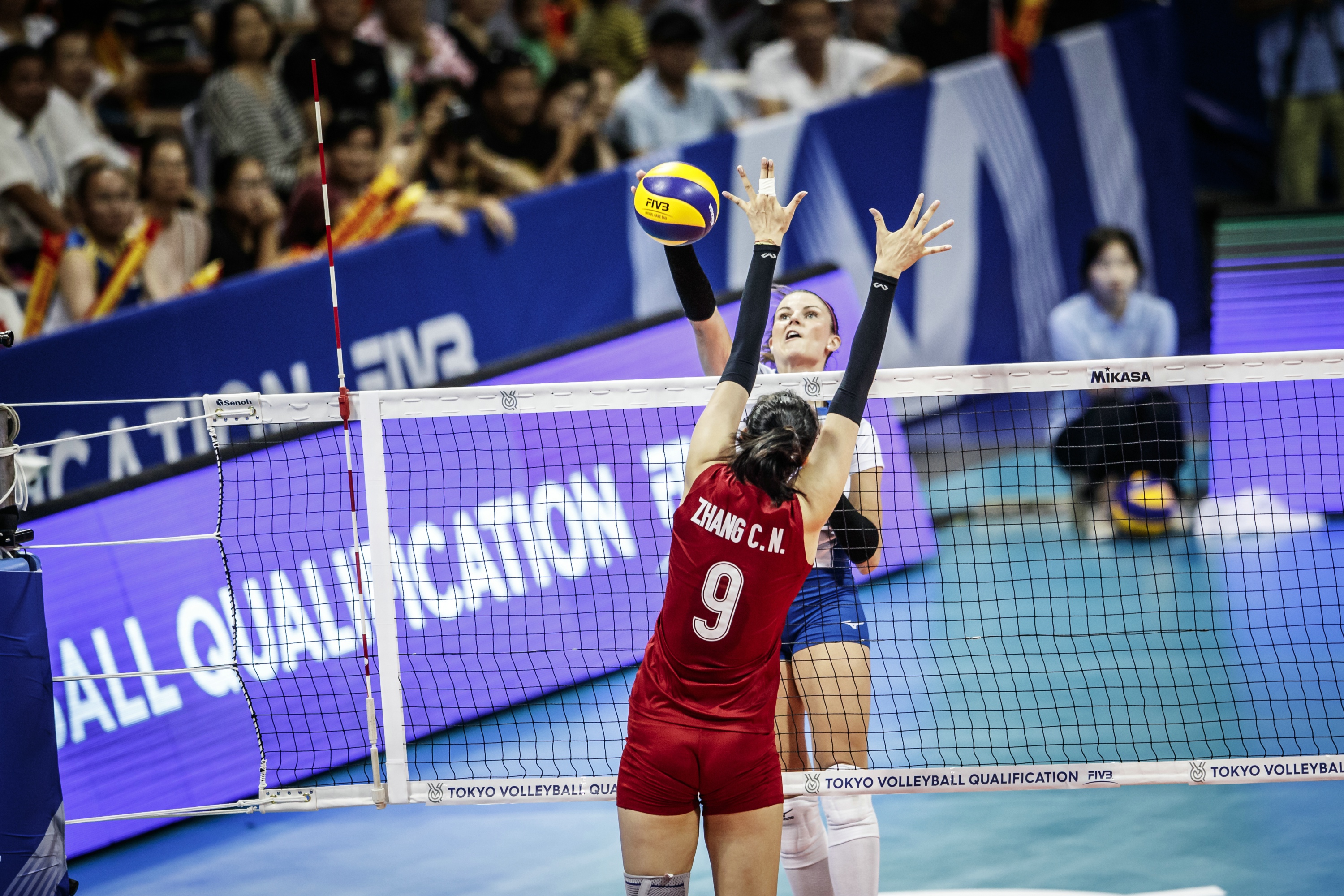 排球专业比赛都戴什么护具,排球队员戴的什么品牌的护具