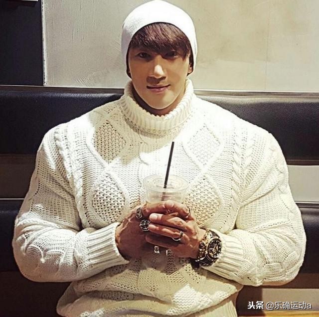 胸肌撑满紧身衣的感觉,胸肌被挤压爆了