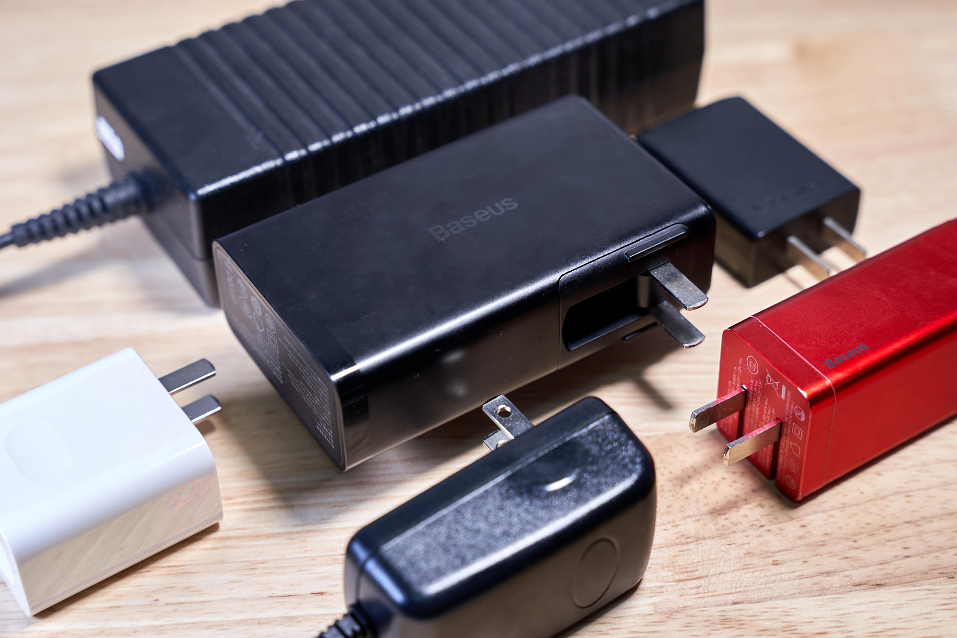 倍思能量堆充电宝,倍思无线充电宝加磁吸功能