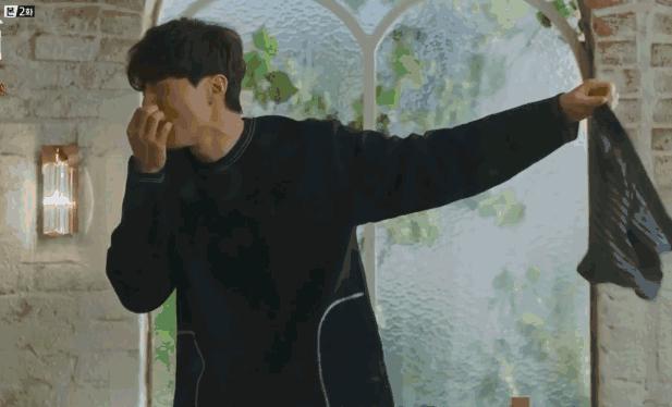 洗衣液倒多了衣服洗不干净怎么办,洗衣液直接倒衣服上变色怎么恢复