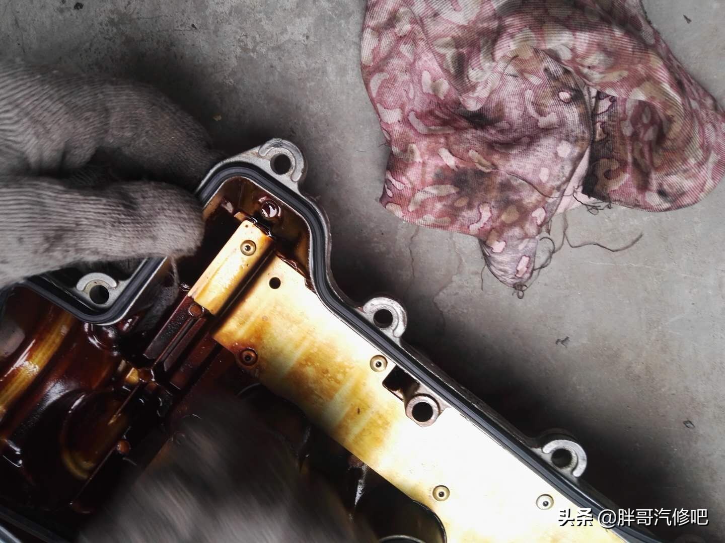 二手车发动机下面漏油后续怎么办,二手车漏油怎样看