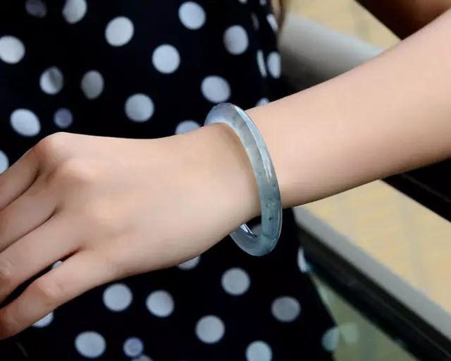 翡翠手镯应该戴在左手还是右手,左手戴翡翠右手戴黄金好吗